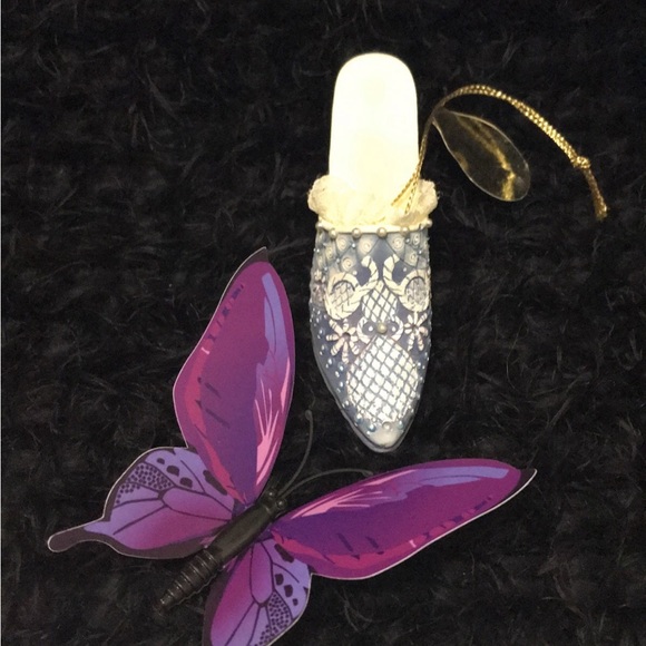 “Silent Rendezvous” Heirloom Ornament Collectible Shoe - Picture 5 of 12
